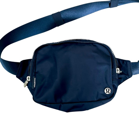 lululemon athletica Handbags - Lululemon True Navy 2L Everywhere Belt Bag